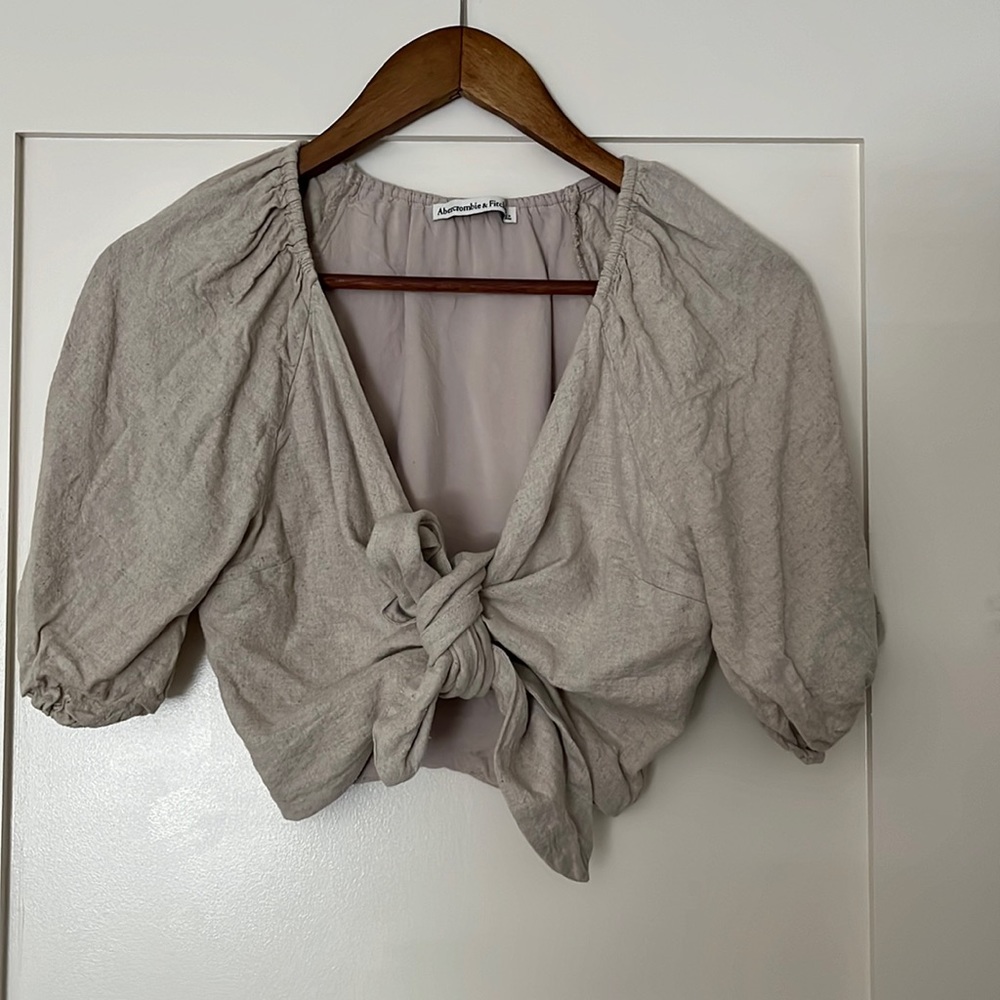 ABERCROMBIE AND FITCH. cropped linen tie front top. Size SM. NEVER WORN. Beige